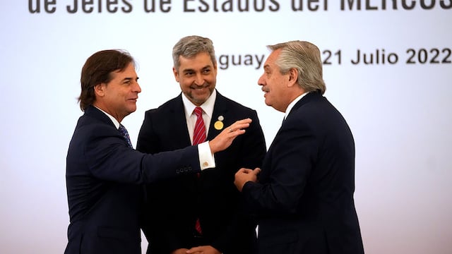 El presidente de Uruguay, Luis Lacalle Pou, se saluda con Alberto Fernández, en la reunión del Mercosur. Foto: Jorge Sáenz/AP.