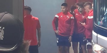 Cinco integrantes de la barrabrava de Independiente increparon a los futbolistas.