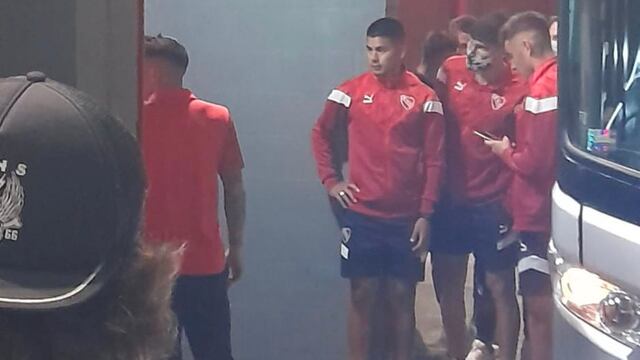 Cinco integrantes de la barrabrava de Independiente increparon a los futbolistas.