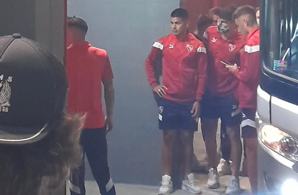 Independiente: barras ingresaron al vestuario e increparon a los futbolistas tras el empate contra Sarmiento