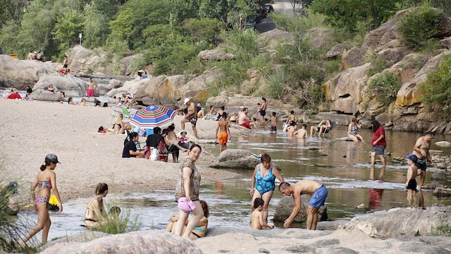 Poca agua y mucho calor. Igual, los turistas dijeron presente en las sierras de Córdoba (La Voz).