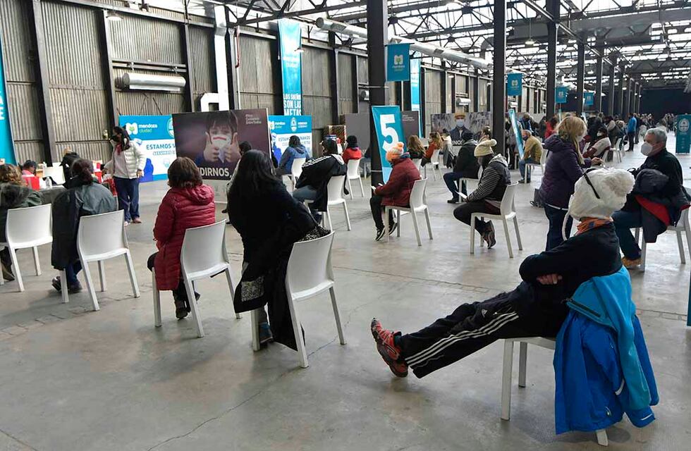 Descontento y reclamos en la Nave Cultural por la vacunación “sin turno”