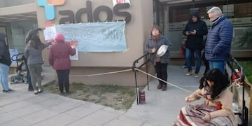 Una madre se encadenó a la obra social ante la insistencia de prestaciones para la salud de su hijo