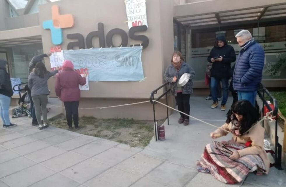 Se encadenó afuera de la obra social en Comodoro para que le den el oxígeno que necesita su hijo hace más de un mes