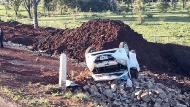 Accidente de tránsito en Fachinal: terminó con su vehículo en posición invertida.
