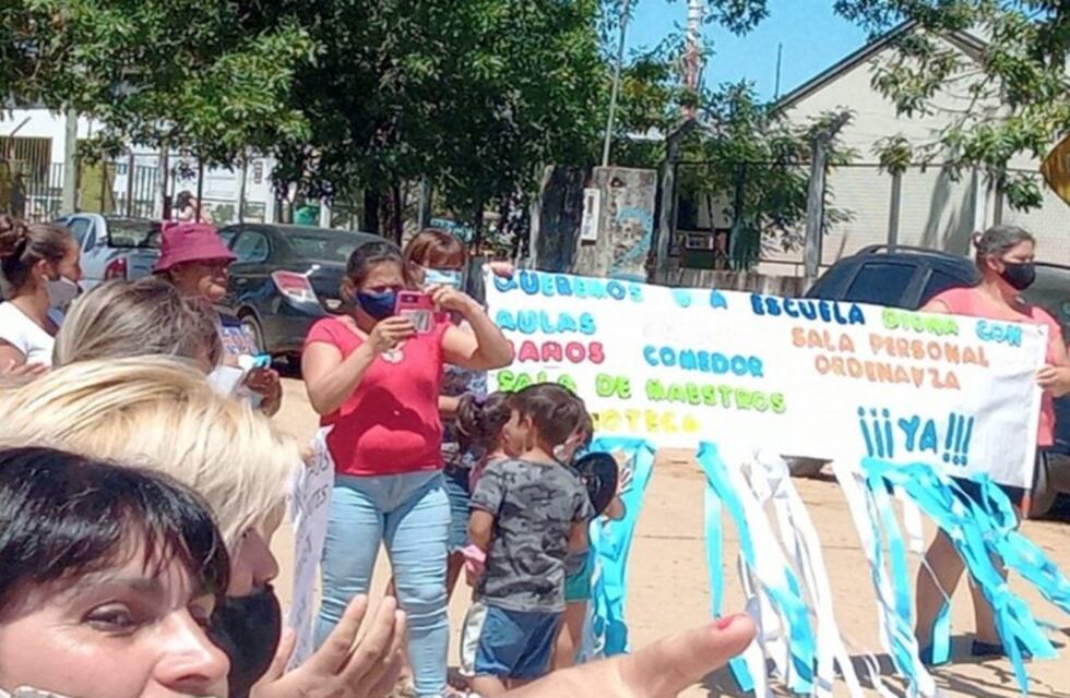 Docentes realizaron un “abrazo solidario” exigiendo mejoras edilicias para comenzar las clases