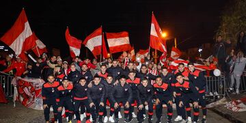 Por la Gloria. Los hinchas y su aliento al plantel de Instituto que enfrentará a Belgrano (Prensa IACC).