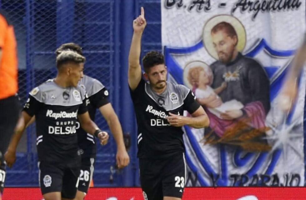 Gimnasia le ganó 1-0 a Vélez en medio del dolor por la muerte de Diego Maradona