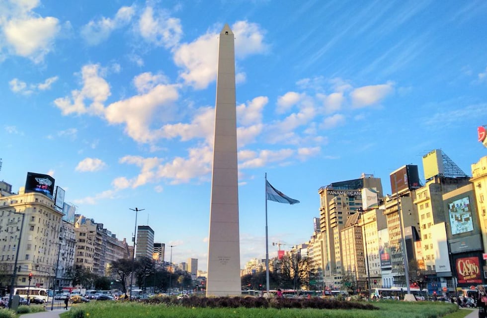 ¿Otra vez? Le pusieron un preservativo al Obelisco por el estreno de Sex Education en Netflix