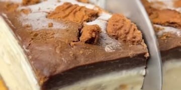 Torta helada de banana split en simples pasos.