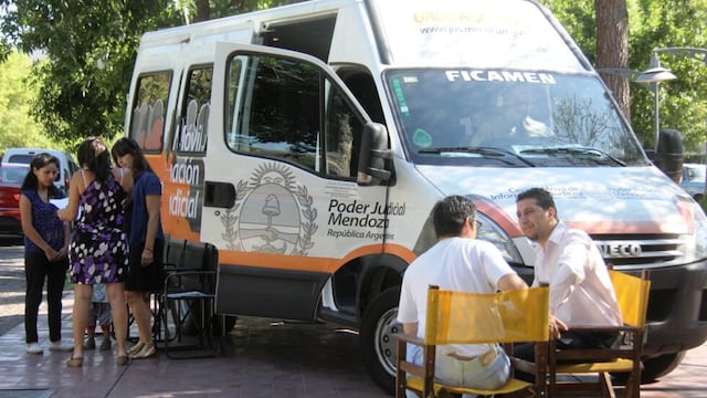 Hoy y de 9 a 12 se instalará en la plaza departamental de Luján de Cuyo el Movil Judicial. Los vecinos recibirán asesoramiento gratuito sobre temas jurídicos. Gentileza MLC