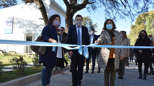 Zamora y Vizzotti inauguraron el Centro Provincial de Almacenamiento de Vacunas.