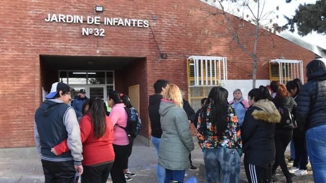 Las familias del Jardín 32 de Neuquén denuncian ser amenazados por el gremio docente ATEN.