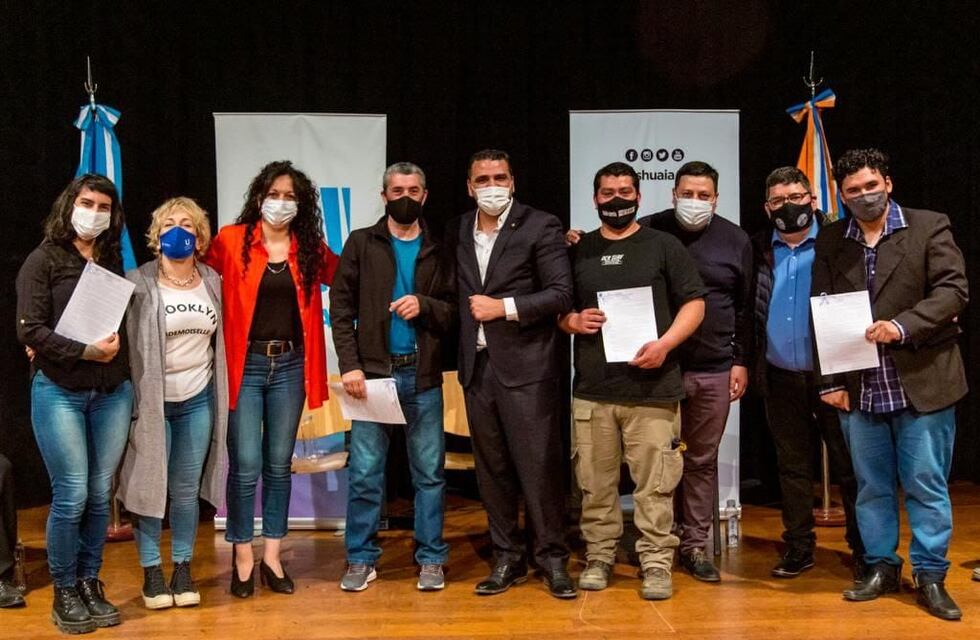 Ushuaia: Walter Vuoto encabezó el acto de pase a planta permanente de 100 trabajadores municipales