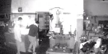 Se llevaron herramientas y dinero de un taller de ratificación de autos.