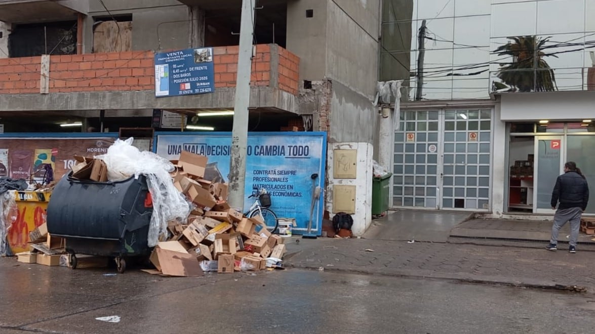 Local de Pedidos Ya clausurado por arrojar residuos a la vía pública. Barrio General Paz. Gentileza Municipalidad de Córdoba.
