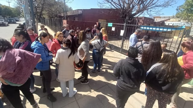 El papá se encadenó en la puerta de la institución. Otros padres se sumaron al reclamo.