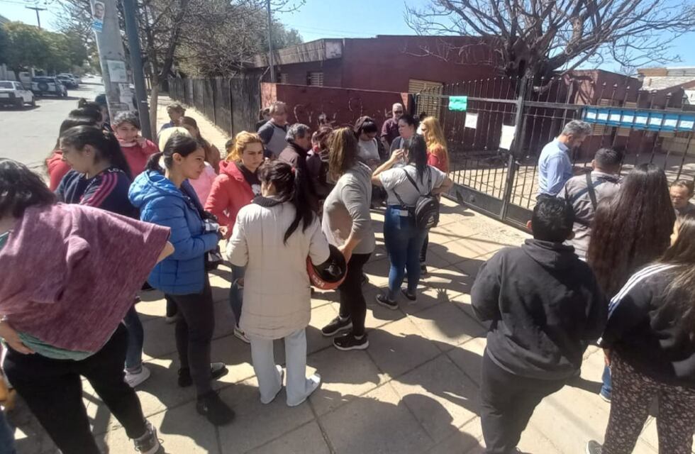 Denunció que su hijo fue abusado en un colegio de Córdoba y se encadenó para pedir Justicia