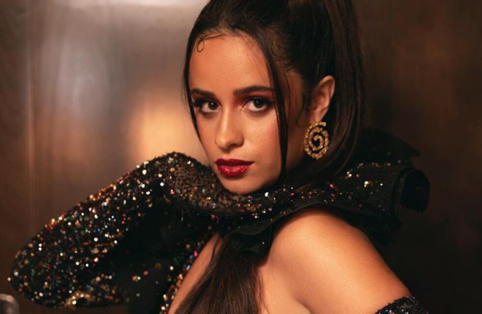 Camila Cabello mostró su pelazo luciendo un vestido negro “cut out”