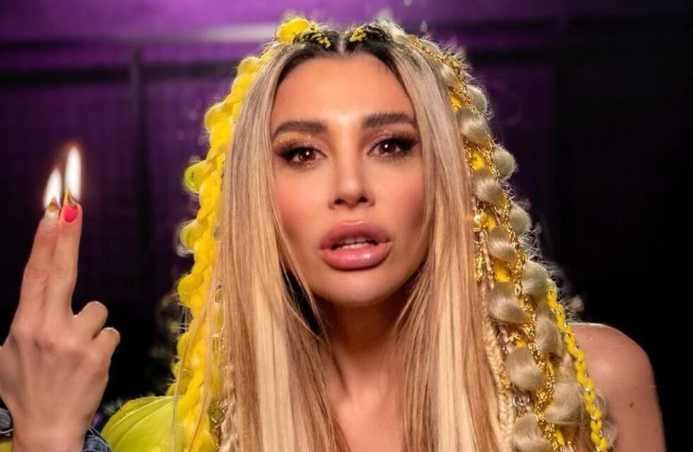 Stefy Xipolitakis se animó a posar con poca ropa y lució un top underboob que infartó a todos