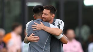 Saludo de campeones del mundo entre Lionel Messi y Thiago Almada en la previa de Inter Miami y Atlanta. (@InterMiamiCF)