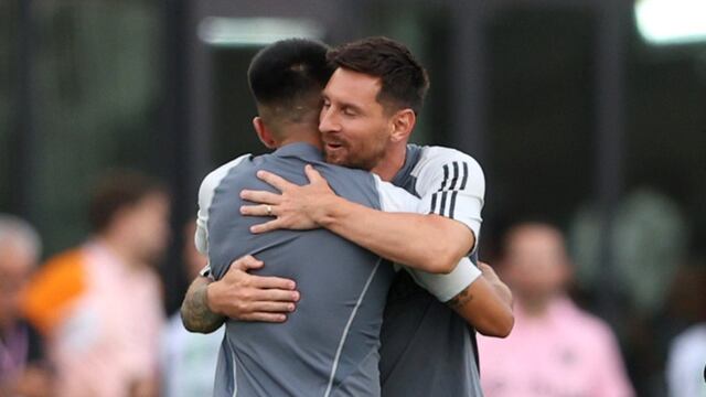 Saludo de campeones del mundo entre Lionel Messi y Thiago Almada en la previa de Inter Miami y Atlanta. (@InterMiamiCF)