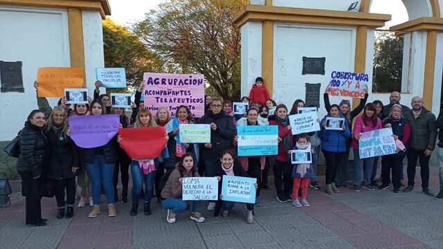 Los acompañantes terapéuticos de Punta Alta se unen para luchar por sus derechos
