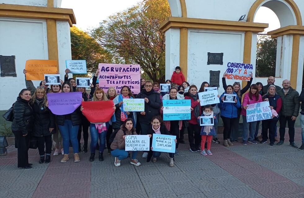Los acompañantes terapéuticos de Punta Alta se unen para luchar por sus derechos