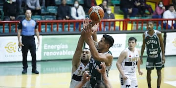 Muy destacado el trabajo del mejicano Fabián Jaimes en la defensa y la lucha de los rebotes para el Atenas (Germán Ruiz / Prensa Atenas)