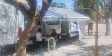 El dispositivo móvil se encuentra apostado en la plaza principal de Amaicha.