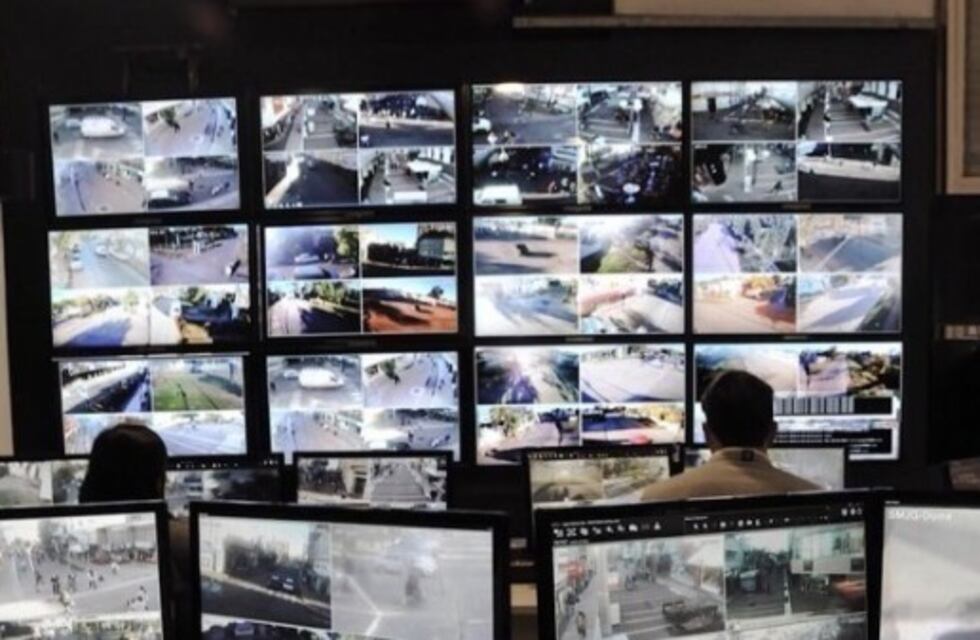 El intendente firmó un convenio para modernizar el Centro de Monitoreo y equipar la GUR