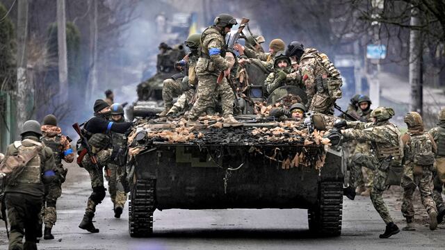 Militares ucranianos suben a un vehículo de combate en las afueras de Kiev, Ucrania, el sábado 2 de abril de 2022. A medida que las fuerzas rusas se retiran de la región de la capital de Ucrania, las tropas en retirada crean una situación "catastrófica" para los civiles al dejar minas abandonadas alrededor de las casas, equipo e "incluso los cuerpos de los asesinados", advirtió el sábado el presidente Volodymyr Zelenskyy.(AP)