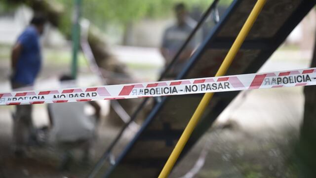 Joven de 14 años falleció al apoyarse en un poste de alumbrado en una plaza de Alto Alberdi.