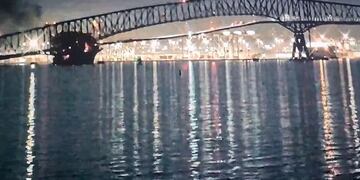 El impacto del barco contra el puente (Captura de video).