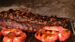 La ocurrente técnica para asar dentro de un departamento sin sufrir el humo.