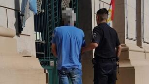 El acusado de Josefina, ingresando a la Jefatura de Policía de Rafaela, donde está la Alcaidía