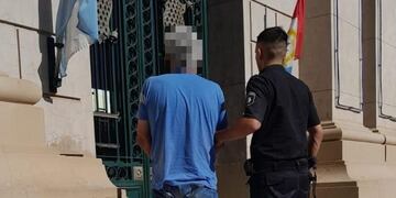 El acusado de Josefina, ingresando a la Jefatura de Policía de Rafaela, donde está la Alcaidía