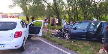 Las fotos del choque frontal: los autos quedaron destrozados. (AG Noticias)