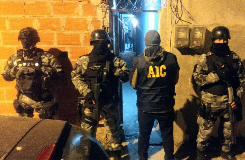 Más de 50 allanamientos por narcotráfico en Rosario: hay más de 20 personas detenidas, entre ellas un policía retirado