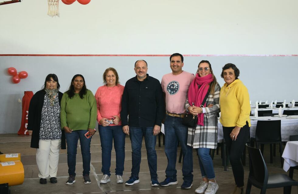 Pablo Garate entregó subsidio al Club Alumni de Orense