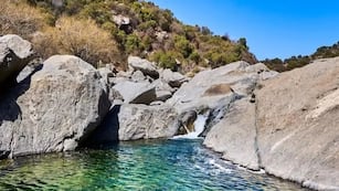 Sus aguas son turquesas y están rodeadas de formaciones rocosas.