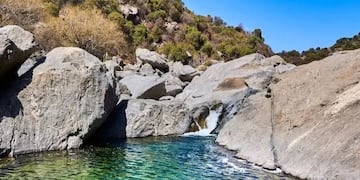 Sus aguas son turquesas y están rodeadas de formaciones rocosas.