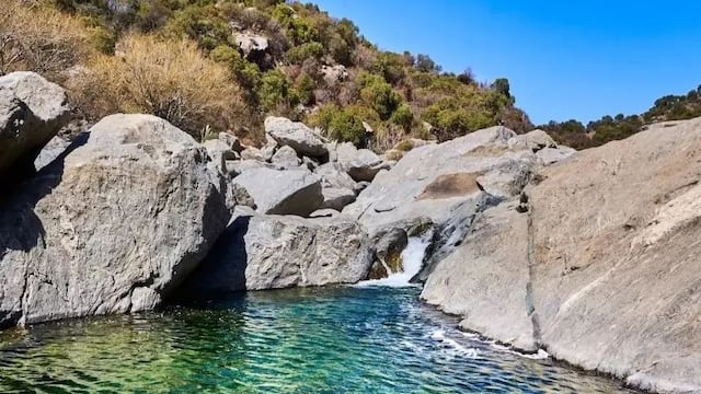 Sus aguas son turquesas y están rodeadas de formaciones rocosas.