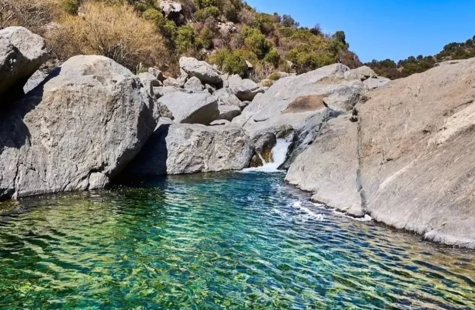 El río de Córdoba que tiene playa, isla, ollas profundas y aguas “turquesas”