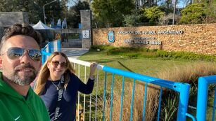 La pareja en el predio de los campeones del Mundo.