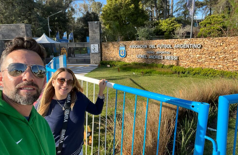 Unos afortunados: la pareja cordobesa que conoció a la Selección Argentina gracias a un descorchador