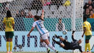 Sophía Braun, de Argentina, festeja tras anotar ante Sudáfrica en el Mundial. (AP Foto/Matthew Gelhard)