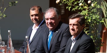 El periodista Luis Otero (centro), con el gobernador Carlos Sadir (derecha) y Gonzalo Barrientos, del Círculo de Periodistas Deportivos de Jujuy, en la presentación del IMCA Jujuy.