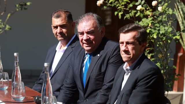 El periodista Luis Otero (centro), con el gobernador Carlos Sadir (derecha) y Gonzalo Barrientos, del Círculo de Periodistas Deportivos de Jujuy, en la presentación del IMCA Jujuy.