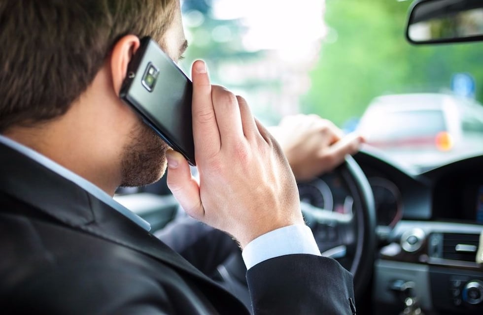 Casi 3.000 conductores fueron multados por usar el celular en 2021 en Mendoza